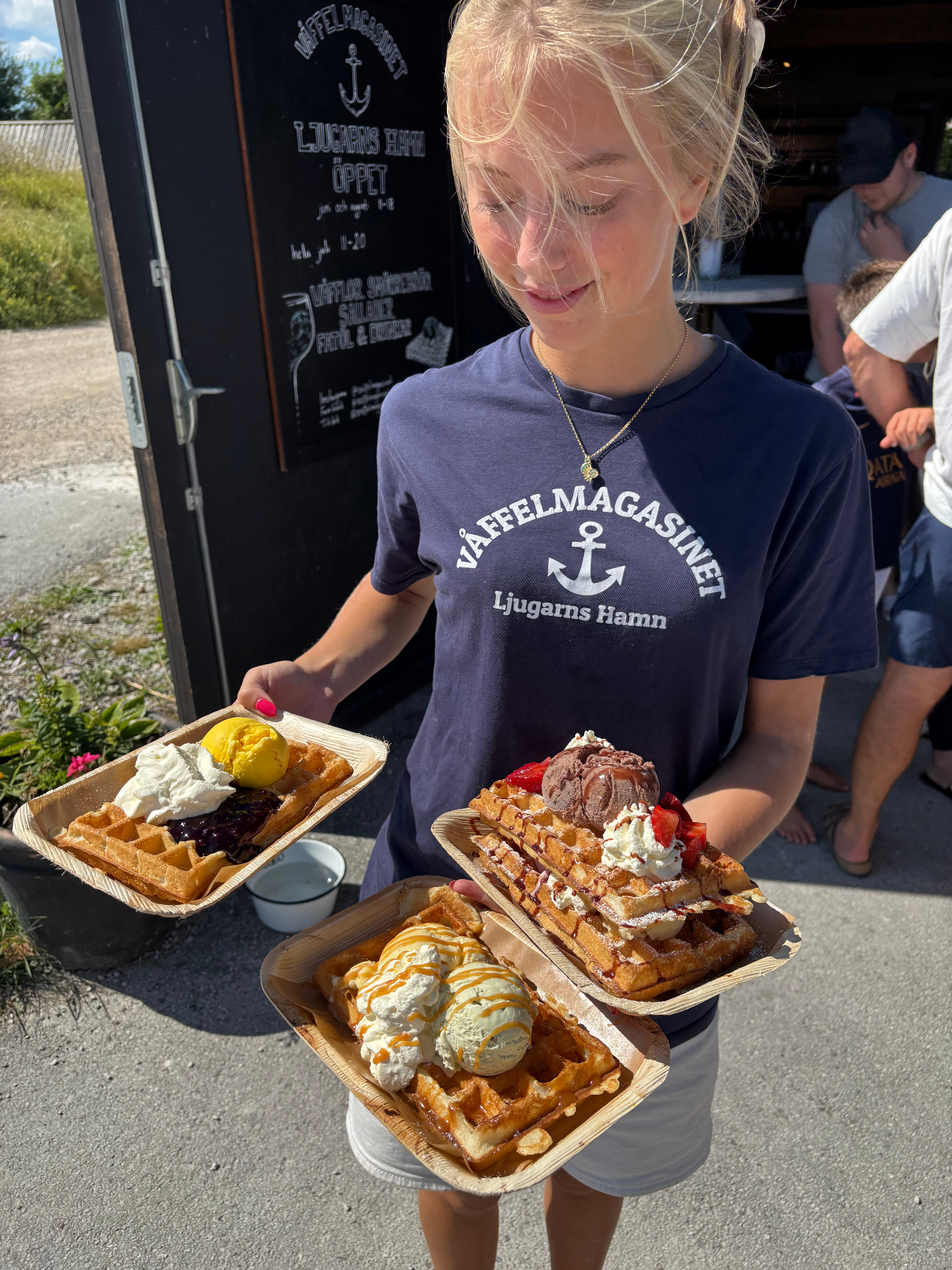 Tre dessertvåfflor med glass och bär