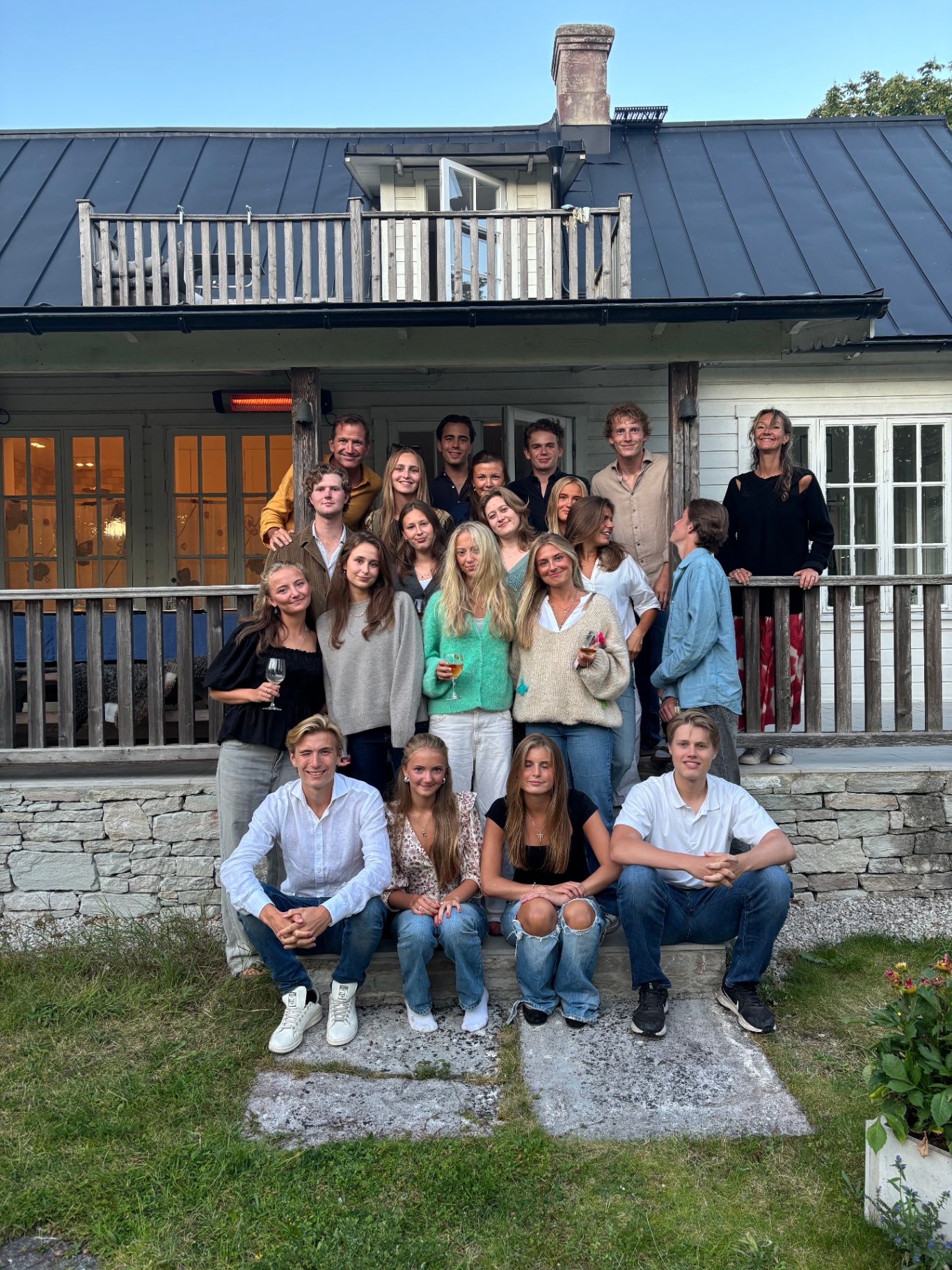 Familjen och teamet på trappan
