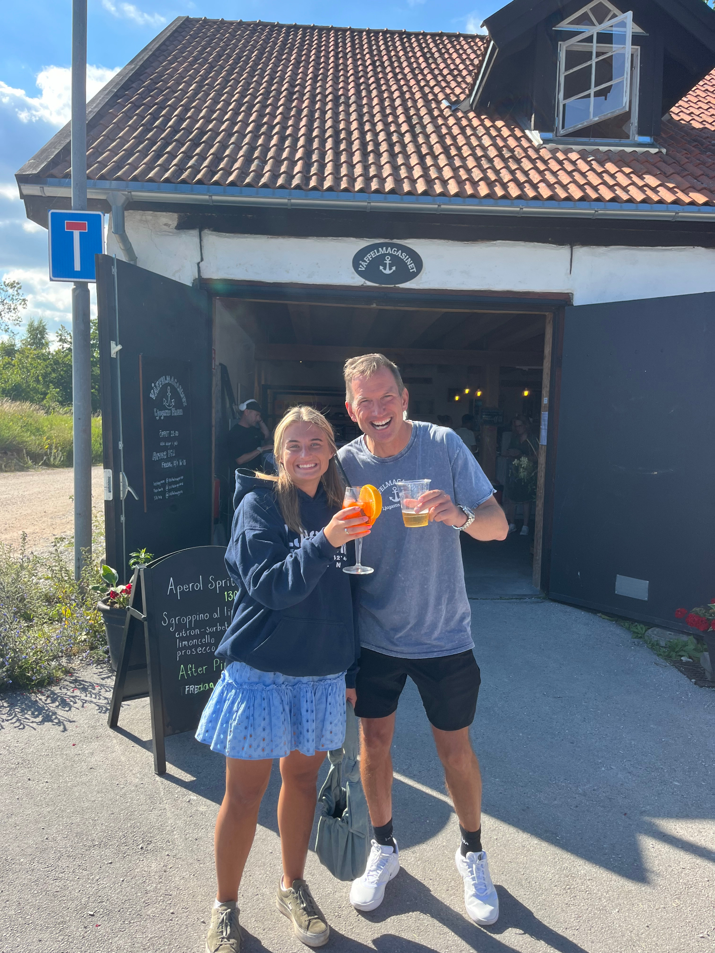 Drinkar utanför Våffelmagasinet